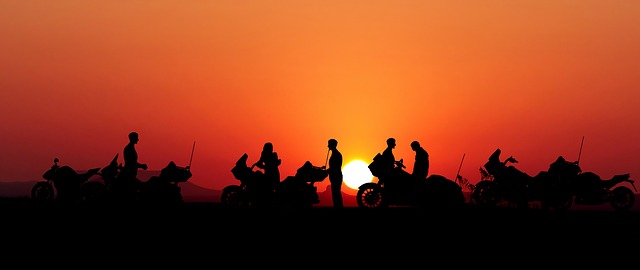 Zraz motorkárov, západ slnka